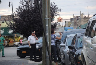 纽约街头清晨上演警匪飙车追撞 两男子在逃