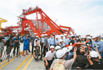 台风致台湾最大货轮撞码头 损失超十亿台币