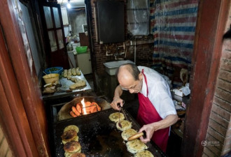 上海老伯34年只做葱油饼 美味惊动BBC