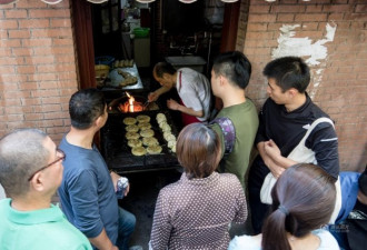 上海老伯34年只做葱油饼 美味惊动BBC