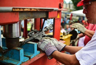 委内瑞拉避免民众抢粮出新政:枪支换电器