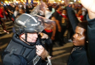 美抗议警察杀黑人持续暴动 夏洛特市戒严
