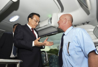 李克强在古巴登上了中国出口的客车