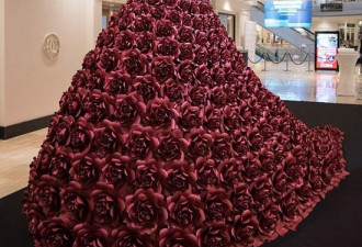 惊艳!英国设计师用400余朵纸玫瑰打造绝美长裙
