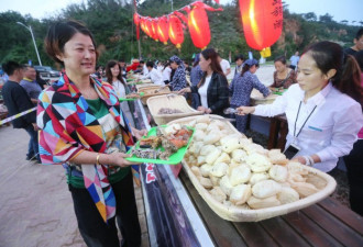 山东长岛海鲜节螃蟹海参直接用大锅煮 吃法太壕