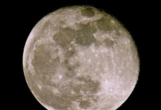 月球表面为啥坑坑洼洼?或因太阳粒子为土壤充电