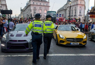 豪华超跑车队穿越伦敦 群众围观致交通瘫痪