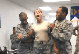 美国女兵接受电击虐待 可最疼的竟是身边男兵
