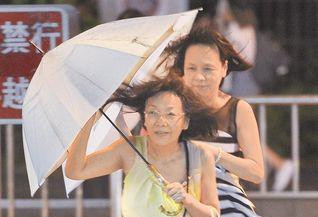 台风袭台湾:多航班车次停摆 15县市停班停课