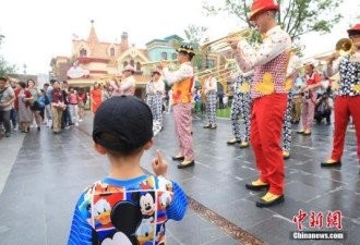 上海迪士尼游客量增加：排队2小时 游玩5分钟
