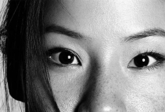 她被骂爆丑48岁代孕当妈 全美最知名华裔女王