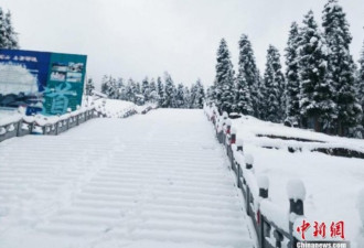 新疆天池飘落第一场雪 景色犹如水墨画