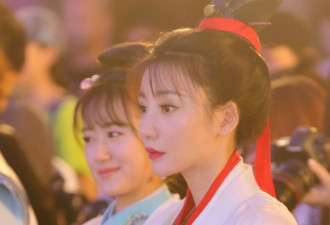 柳岩白袍展侠女风范 嘟嘴卖萌领口微露