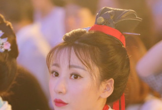 柳岩白袍展侠女风范 嘟嘴卖萌领口微露