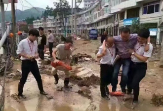 温州台风灾情重 领导“出淤泥而不染”