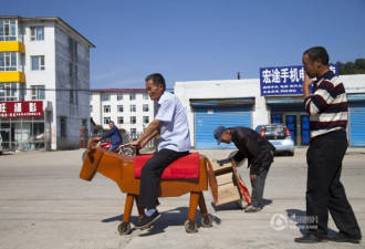 吉林农民发明第三代“小木牛” 能骑行能转弯