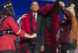 奥巴马在白宫被印第安人围着 “红袍加身”