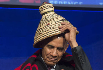 奥巴马在白宫被印第安人围着 “红袍加身”