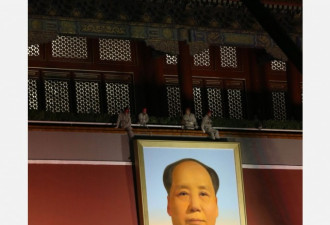 人物更替见证兴衰 北京深夜更换毛泽东头像