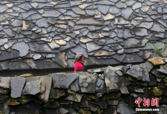 探访云南东川石板房村落：床和枕头都是石头