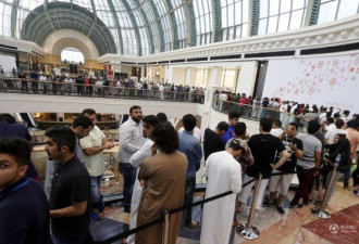 迪拜发售苹果新机 民众挤商场排队抢购