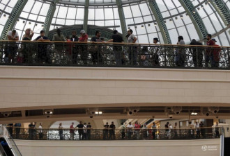 迪拜发售苹果新机 民众挤商场排队抢购