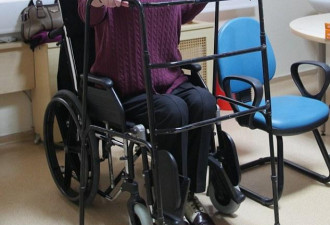 19岁女孩身高2.13米 无法走路只能坐轮椅