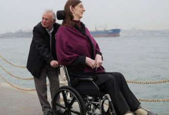 19岁女孩身高2.13米 无法走路只能坐轮椅