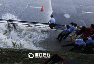 钱塘江大潮到达杭州市区 瞬间将路面淹没