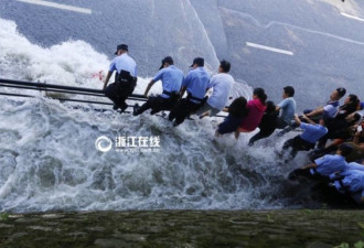 钱塘江大潮到达杭州市区 瞬间将路面淹没