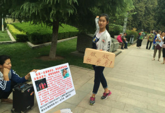 18岁聋哑女孩郑州街头跳舞求助 弟弟已昏迷15天