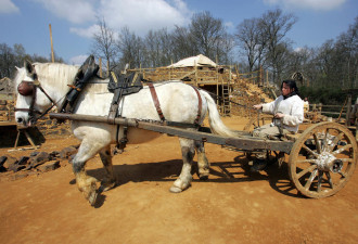 法国人用26年造中世纪城堡 采用800年前工艺