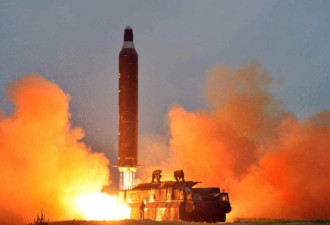 朝鲜新型大功率火箭点火 金正恩现场观摩