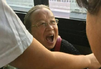 80岁“容嬷嬷”坐公交 网友调侃：没带针！