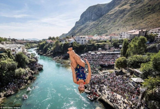 高空跳水大赛惊心动魄 选手从28米桥顶跃下