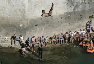 高空跳水大赛惊心动魄 选手从28米桥顶跃下