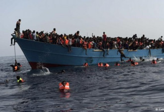 48小时之内非洲上万名难民冒险偷渡意大利