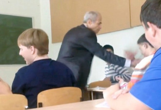 当老师被熊学生殴打时 全班男生站起来了