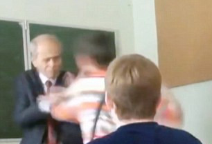 当老师被熊学生殴打时 全班男生站起来了