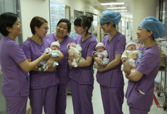 上海四胞胎姐妹平安“长大” 刚出生不到2斤