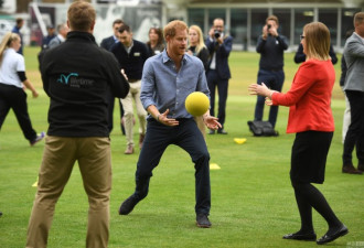 英哈里王子访问洛德板球场 玩起多种球类运动