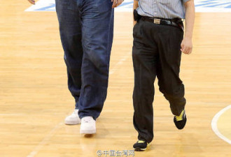 台北市长与姚明同开球 现“最萌身高差”