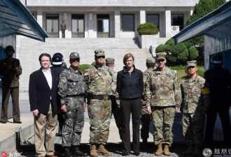 美国大使访问板门店 朝鲜士兵举相机“偷拍”