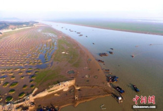 航拍大旱下的鄱阳湖：河床干涸渔船靠岸