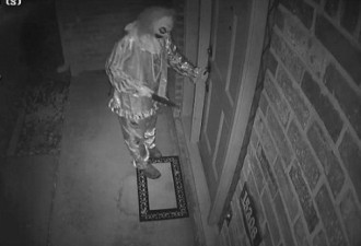 美德州再现恐怖小丑 持刀徘徊图闯入屋