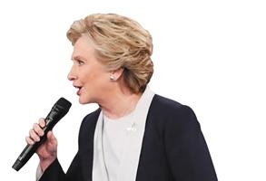 美国大选二辩互黑 CNN民调显示希拉里获胜
