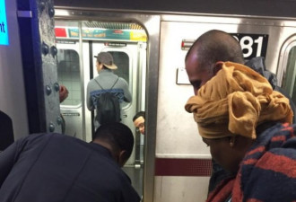 三星Note 7手机在地铁站自燃 焦味让乘客恐慌