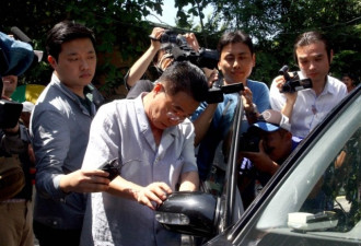 被摄像机撞掉车侧镜 朝鲜大使发言人怒骂记者
