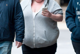 这位英国胖妹谎称被15人性侵，最惨小哥入狱7年