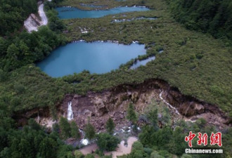 空中俯瞰震后的九寨沟：诺日朗瀑布垮塌